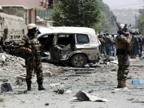 NATO accused of air strike killing 11 Afghan police officers - ảnh 1